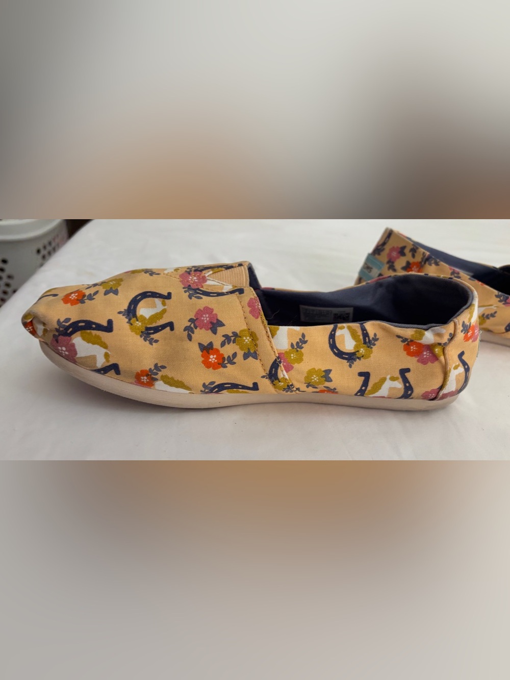 TOMS Mustard Canvas Slip-Ons with Navy Horseshoe & Floral Print Women’s Size 9 - Picture 6 of 9